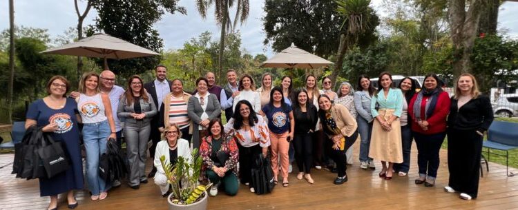 Fundo Social de Caraguatatuba participa de encontro da Amvale Mulher em Pindamonhangaba