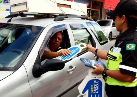 Caraguatatuba e Detran-SP promovem ação sobre respeito à faixa de pedestre dentro do Maio Amarelo