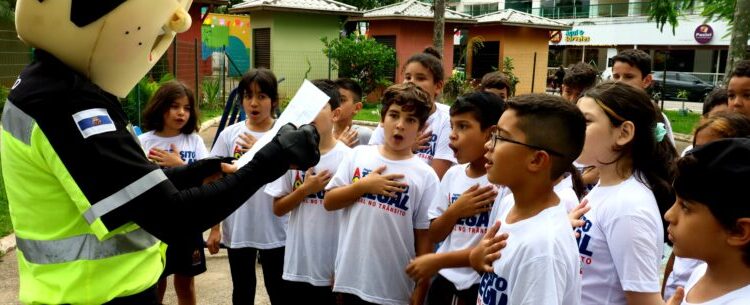 Alunos do Rio do Ouro participam de Blitz Educativa na Avenida da Praia