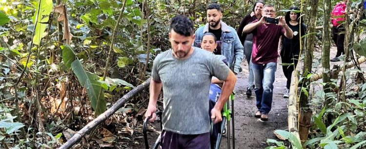 Parque Natural Municipal do Juqueriquerê ganha cadeira especial para transporte nas trilhas de pessoas com deficiência