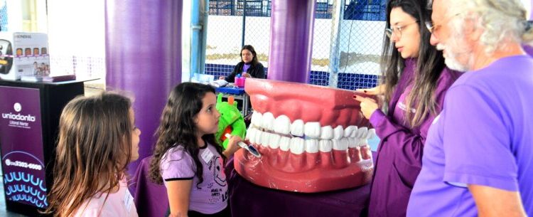 Projeto “Dentista na Escola” reúne pais e filhos das escolas municipais da Zona Sul de Caraguatatuba