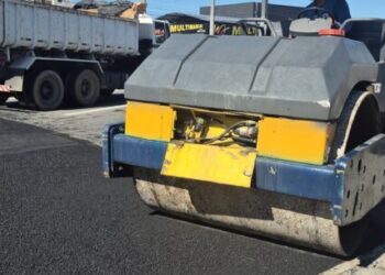 Passagem de pedestres em frente ao Cemitério é reinstalada em Caraguatatuba