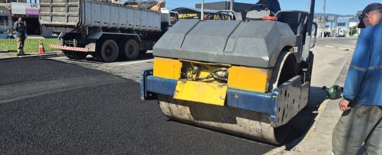 Passagem de pedestres em frente ao Cemitério é reinstalada em Caraguatatuba