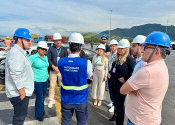 Vereadores de Caraguatatuba realizam visita técnica ao Porto de São Sebastião e acompanham operação portuária