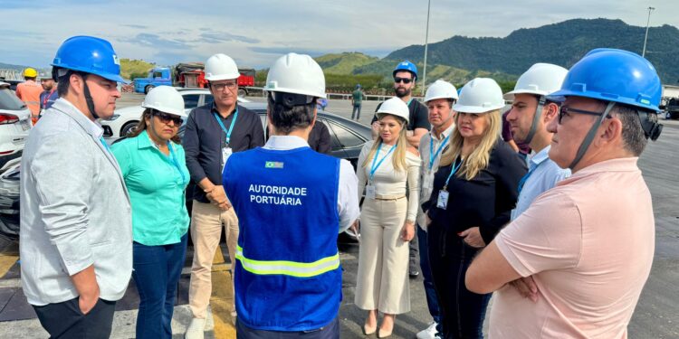 Vereadores de Caraguatatuba realizam visita técnica ao Porto de São Sebastião e acompanham operação portuária