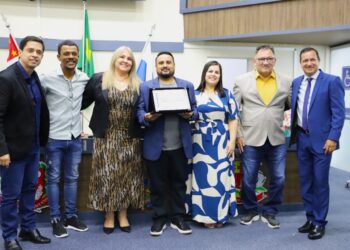 Título de Cidadão Caraguatatubense é entregue ao Pastor Fabrício Marcondes dos Santos em sessão solene