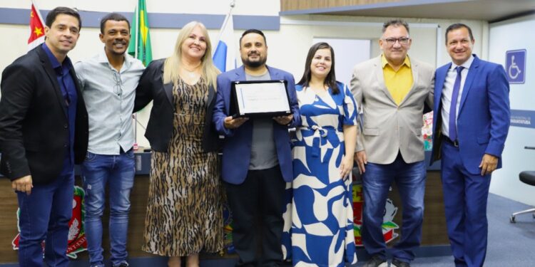 Título de Cidadão Caraguatatubense é entregue ao Pastor Fabrício Marcondes dos Santos em sessão solene