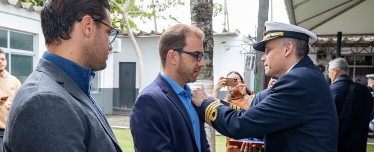 Caraguatatuba é homenageada no Dia da Marinha com Medalha do Centenário
