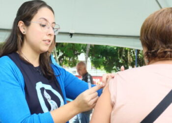 Vacinação contra gripe para público geral segue até sábado na Praça Dr. Cândido Mota em Caraguatatuba