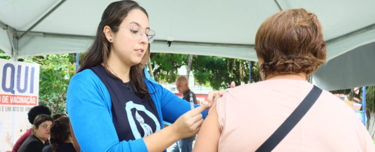 Vacinação contra gripe para público geral segue até sábado na Praça Dr. Cândido Mota em Caraguatatuba