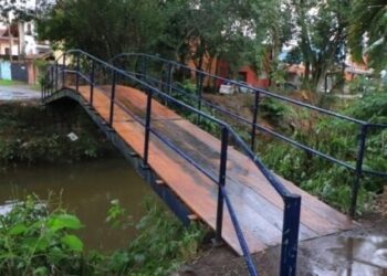 Secretaria de Serviços Públicos de Caraguatatuba conclui reforma de ponte de pedestres do Caputera
