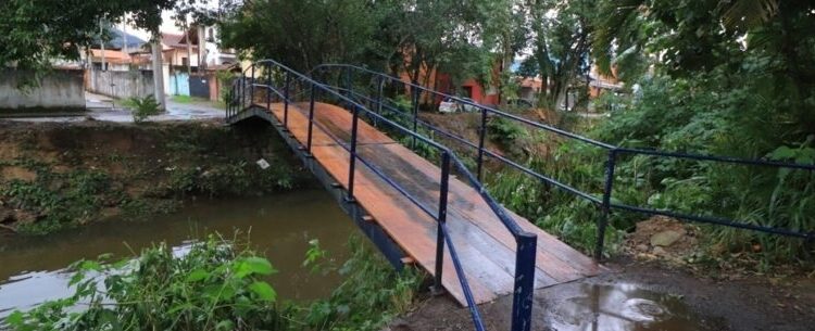 Secretaria de Serviços Públicos de Caraguatatuba conclui reforma de ponte de pedestres do Caputera