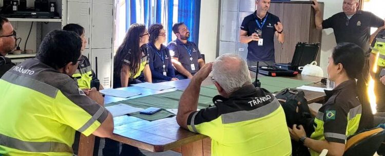 Agentes de trânsito passam por capacitação com instrutores do Detran para uso do bafômetro em blitz de combate à alcoolemia