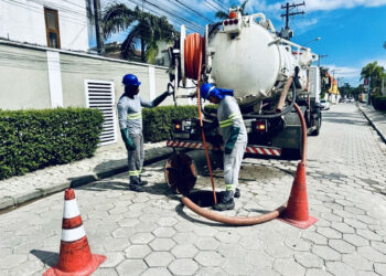Sabesp encontra entulho de obra, panos e plástico em limpeza na rede de esgoto em Caraguatatuba