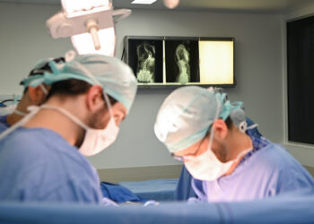 Semana da Coluna: mutirão de cirurgias transforma a vida de oito adolescentes com escoliose