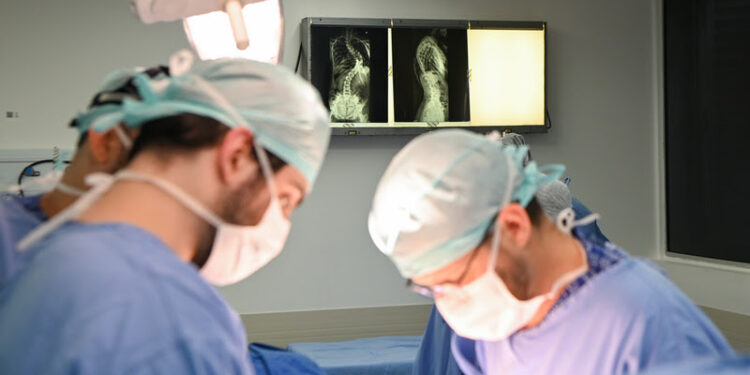 Semana da Coluna: mutirão de cirurgias transforma a vida de oito adolescentes com escoliose