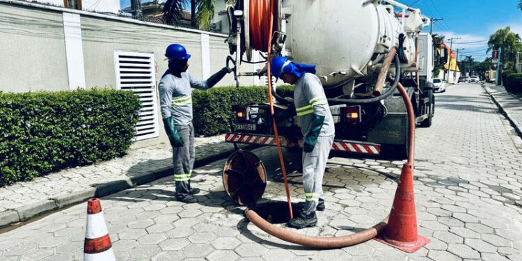 Sabesp encontra entulho de obra, panos e plástico em limpeza na rede de esgoto em Caraguatatuba