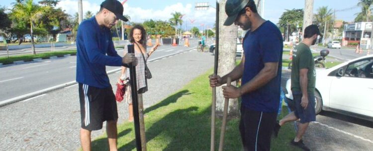 Caraguatatuba promove plantio de árvores nativas em conjunto com Projeto Araticum durante Rua da Família