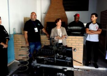 Alunos do Curso de Mecânica Automotiva Básica participam de aula prática em Caraguatatuba