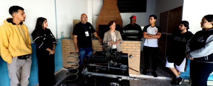 Alunos do Curso de Mecânica Automotiva Básica participam de aula prática em Caraguatatuba