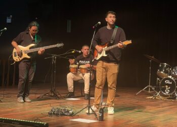 Teatro Alfredo Mesquita recebe show do grupo De um Jeito Casual no mês do rock 