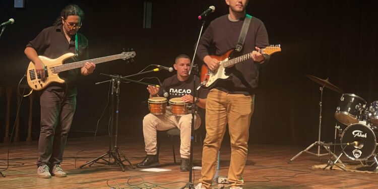 Teatro Alfredo Mesquita recebe show do grupo De um Jeito Casual no mês do rock 