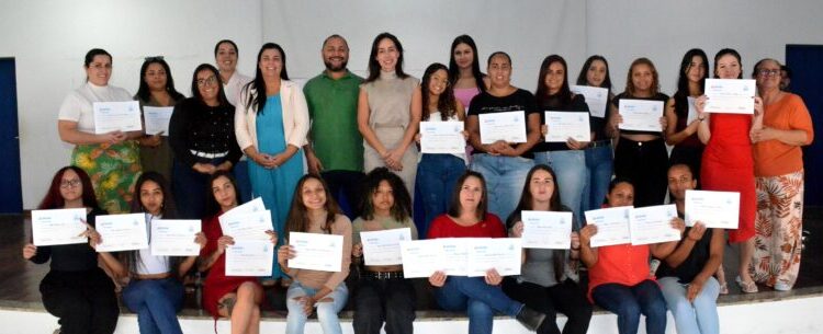 Caraguatatuba certifica 42 alunos em cursos de beleza oferecidos pelo Fundo Social e Secretaria de Assistência Social