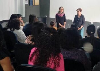 Alunos dos cursos de Auxiliar Administrativo e Auxiliar de RH realizado pelo Governo municipal e ETEC recebem certificação