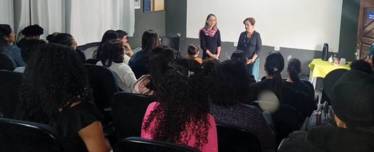 Alunos dos cursos de Auxiliar Administrativo e Auxiliar de RH realizado pelo Governo municipal e ETEC recebem certificação