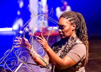 Teatro Paulo Eiró recebe temporada gratuita de espetáculo e exposição com a Clarin Cia. de Dança 