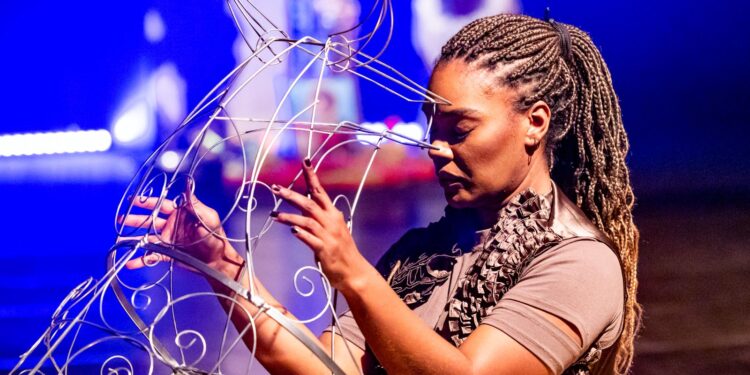 Teatro Paulo Eiró recebe temporada gratuita de espetáculo e exposição com a Clarin Cia. de Dança 