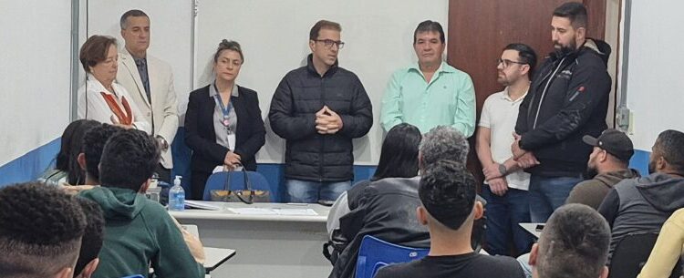 Alunos do curso de Mecânica Automotiva Básica recebem certificado de conclusão