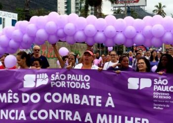 Caminhada de combate à violência contra a mulher no Agosto Lilás reúne centenas de pessoas no Centro de Caraguatatuba