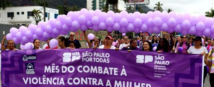 Caminhada de combate à violência contra a mulher no Agosto Lilás reúne centenas de pessoas no Centro de Caraguatatuba