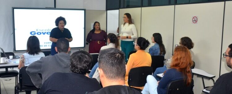 Servidores municipais de Caraguatatuba responsáveis por compras participam de curso de Agente de Contração