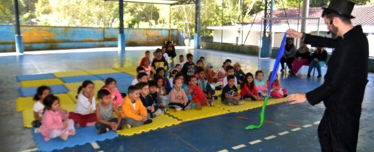 Caraguatatuba leva encanto e cultura às escolas com projeto “Escolas Mágicas”