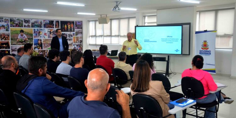 Servidores municipais participam de capacitação sobre elaboração de projetos para linhas de financiamento