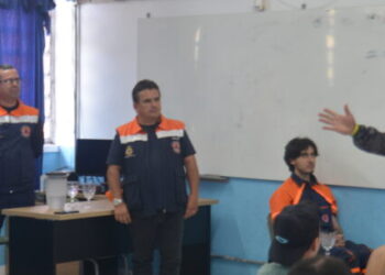 Equipe da Defesa Civil de Caraguatatuba faz palestra para alunos da Escola Estadual Colônia dos Pescadores