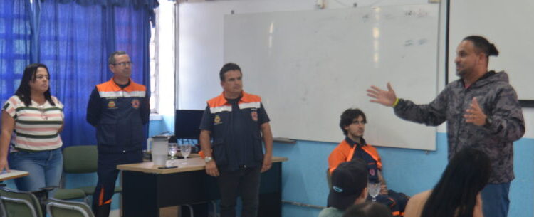 Equipe da Defesa Civil de Caraguatatuba faz palestra para alunos da Escola Estadual Colônia dos Pescadores