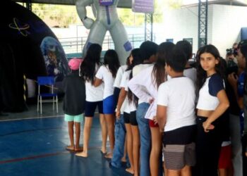 Estudantes de Caraguatatuba vivem jornada espacial com Planetário Itinerante