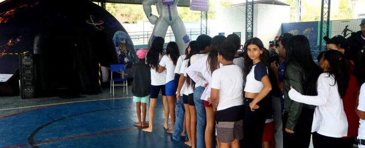 Estudantes de Caraguatatuba vivem jornada espacial com Planetário Itinerante