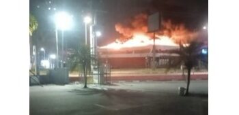 Um incêndio atingiu uma loja de autopeças