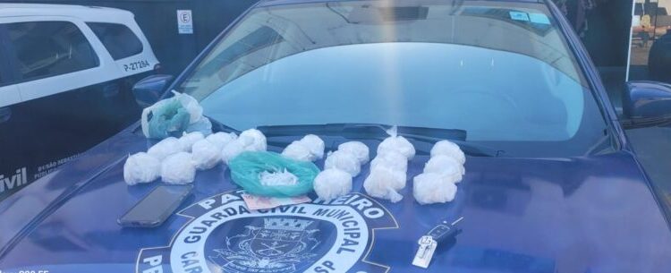 Guarda Civil prende mulher com 1,4 mil porções de droga em Caraguatatuba