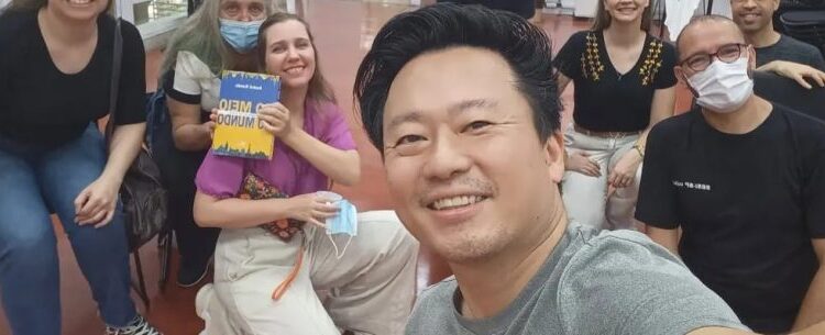 Formação de Leitores recebe autor André Kondo em Caraguatatuba