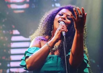 Cecília Militão faz show beneficente no Teatro Mário Covas 