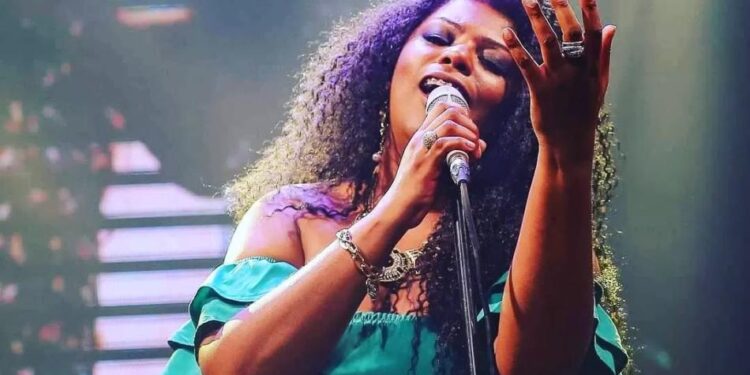 Cecília Militão faz show beneficente no Teatro Mário Covas 