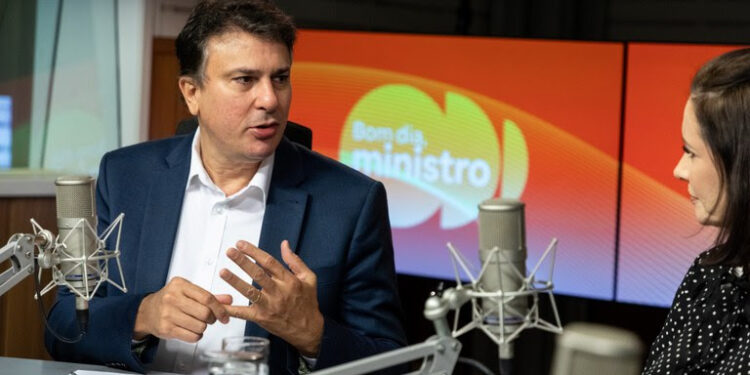 Camilo Santana anuncia duas novidades: o MEC Enem e o MEC Livros