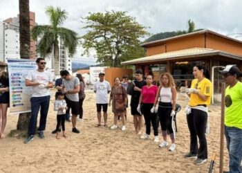 Mutirão “Praia Limpa Caraguá” recolhe mais de 80 quilos de lixo e microlixo na Martim de Sá