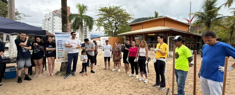 Mutirão “Praia Limpa Caraguá” recolhe mais de 80 quilos de lixo e microlixo na Martim de Sá
