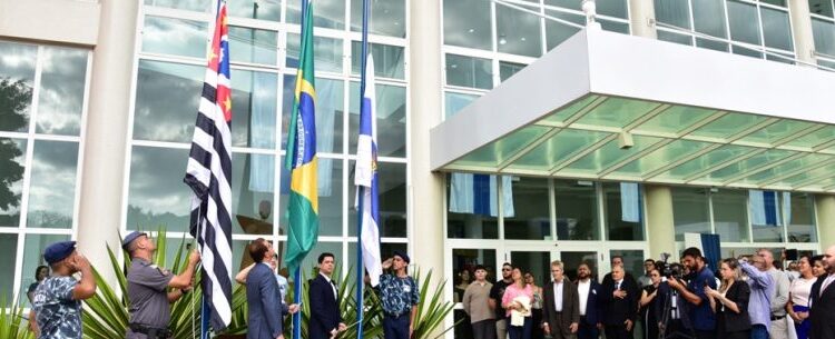 Cerimônia de hasteamento dos pavilhões celebra 203 anos da Independência do Brasil em Caraguatatuba